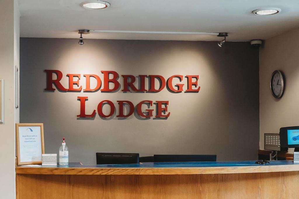 Redbridge Lodge Ilford Buitenkant foto